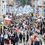 　大勢の観光客らでにぎわう有田陶器市＝２９日午後、佐賀県有田町