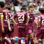 　ＰＫ戦の末、Ｃ大阪に敗れ肩を落とす大迫（右から３人目）ら神戸イレブン＝ノエスタ