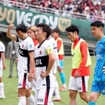 　東京Ｖに敗れ厳しい表情を見せる鹿島・ＧＫ早川（右端）＝味スタ