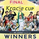 　初優勝を果たし大喜びの岩清水（中央）ら日テレ東京Ｖの選手たち＝Ｕ等々力