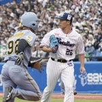 　３回、先制点を許したヤクルト先発の山野。左は生還する一走福島＝神宮