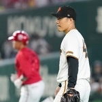 　５回、広島・坂倉（奥）に３ランを浴びた巨人・則本＝東京ドーム