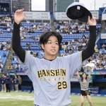 　ヒーローインタビューを終え、スタンドの歓声に応える阪神・高橋＝神宮