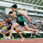 　男子１００メートル決勝　１０秒３７で優勝した山本匠真（手前）＝ホットスタッフフィールド広島