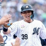 　４回、勝ち越しソロを放ち迎えられるロッテ・井上＝ＺＯＺＯマリン