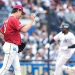 　４回、ロッテのポランコ（奥）に同点ソロを浴びた楽天・前田健＝ＺＯＺＯマリン