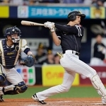 　７回ソフトバンク１死一塁、代打笹川が右翼に適時二塁打を放つ。捕手若月＝京セラドーム