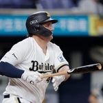 　８回オリックス無死二、三塁、シーモアが中前に決勝の２点打を放つ＝京セラドーム