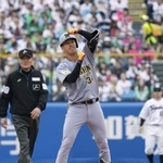 　３回、プロ初安打となる先制二塁打を放ち、ポーズをとる阪神・岡城＝神宮