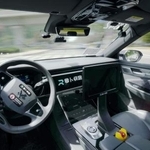 　北京市内の公道を走る百度の自動運転タクシー「アポロ・ゴー」の車両＝２０２４年４月（共同）