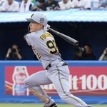 　３回阪神２死、福島が中前打を放つ＝神宮