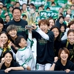 　初優勝を果たし笑顔で写真に納まる日テレ東京Ｖ・岩清水（中央）ら＝Ｕ等々力