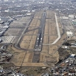 　航空自衛隊小牧基地（右）と愛知県営名古屋空港＝２０１７年３月