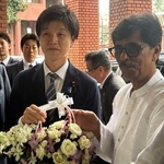 　バングラデシュのロシッド農相（右）の出迎えを受けた鈴木農相＝２９日、ダッカ（共同）