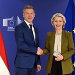 　会談したハンガリーのマジャル次期首相（左）と欧州連合（ＥＵ）のフォンデアライエン欧州委員長＝２９日、ブリュッセル（ゲッティ＝共同）