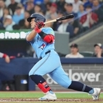 　レッドソックス戦の３回、逆転の２点打を放つブルージェイズ・岡本＝トロント（共同）