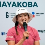 　開幕前日の記者会見で笑顔を見せる岩井千怜＝エルカマレオンＧＣ（共同）