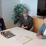 　米ニューヨークの国連本部で、国連軍縮担当上級代表の中満泉事務次長（右）と会談する日本被団協の浜住治郎さん（左）＝２９日（共同）