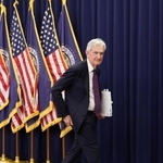 　連邦公開市場委員会（ＦＯＭＣ）後の最後の記者会見を終えて退出するパウエルＦＲＢ議長＝２９日、ワシントン（ロイター＝共同）