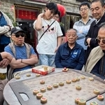 　路上で中国将棋（シャンチー）をする人たち＝４月、北京（共同）