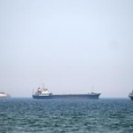 　ホルムズ海峡上の船舶＝２９日（ロイター＝共同）