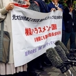 　検察審査会に審査を申し立てる前に取材に応じる女性検事（左端）＝３０日午前、大阪地裁前