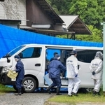 　男性の遺体が見つかった広島県三原市の会社敷地内を現場検証する捜査員＝３０日午前９時１６分