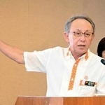 　記者会見する沖縄県の玉城デニー知事＝３０日午前、沖縄県庁