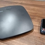 　次世代型近距離無線通信「オーラキャスト」の送信機（左）と受信機