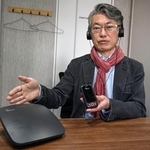 　「オーラキャスト」の機器を手にする東京工科大の吉岡英樹講師＝東京都港区