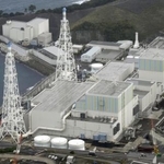 　中国電力島根原発２号機（手前）。奥は１号機＝２０２４年１１月、松江市