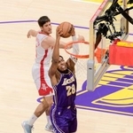 　ロケッツとのプレーオフ１回戦第５戦でダンクシュートを決めるレーカーズの八村（手前）＝ロサンゼルス（ＮＢＡＥ・ゲッティ＝共同）