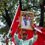 　ミャンマー軍政への抗議デモで、アウンサンスーチー氏の写真を掲げる参加者＝２０２４年２月、タイ・バンコク（ロイター＝共同）