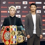 　公式記者会見を終え写真撮影に応じる世界スーパーバンタム級４団体統一王者の井上尚弥（左）と挑戦者の中谷潤人＝３０日、東京都文京区