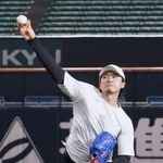 　キャッチボールするソフトバンク・上沢＝みずほペイペイドーム