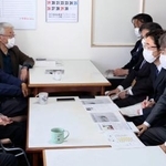 　水俣病患者らの支援施設を訪問し、胎児性患者の坂本しのぶさん（左手前）らと面会する石原環境相（右手前）＝３０日午後、熊本県水俣市（代表撮影）　