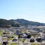 　大規模な山林火災による避難指示の大半が解除されてから一夜明けた岩手県大槌町＝３０日午前