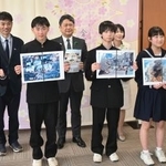 　語り部活動に挑戦した石川県輪島市立輪島中の生徒（前列）＝３０日午前、金沢市役所