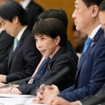 　中東情勢への対応を議論する閣僚会議で発言する高市首相（手前から３人目）＝３０日午後、首相官邸