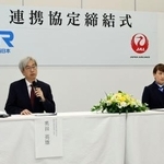 　日本航空との連携協定締結式であいさつするＪＲ西日本の奥田英雄専務執行役員（左）＝３０日午後、大阪市