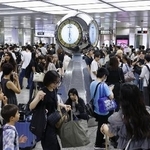 　利用客で混雑するＪＲ名古屋駅＝２０２４年