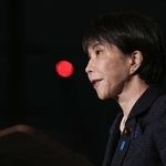 　イランのペゼシュキアン大統領と電話会談し、記者団の取材に応じる高市首相＝３０日午後、首相官邸