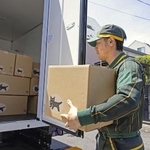 　車両から荷物を取り出すヤマト運輸の配達員（同社提供）