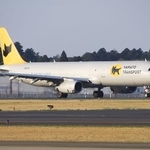 　成田空港から離陸する、ヤマトＨＤと日本航空グループが就航させた貨物専用機＝２０２４年