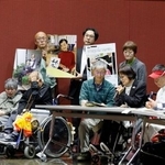 　懇談で、石原環境相に水俣病の被害を訴える被害者団体のメンバー＝３０日午後、熊本県水俣市