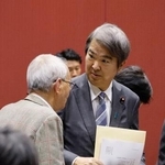 　懇談で被害者団体側からの要望書を受け取った石原環境相＝３０日午後、熊本県水俣市