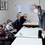 　水俣病患者らの支援施設を訪問し、胎児性患者の坂本しのぶさん（左手前から２人目）らとの面会に臨む石原環境相＝３０日午後、熊本県水俣市（代表撮影）