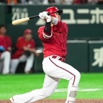 　８回広島２死一、二塁、坂倉が右越えに逆転３ランを放つ＝東京ドーム