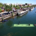 　パリ近郊で、セーヌ川に転落し水没したバス＝３０日（ロイター＝共同）