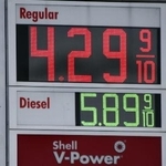 　ガソリンスタンドのレギュラーガソリンの価格表示（上）＝３月３１日、米フロリダ州タンパ（共同）